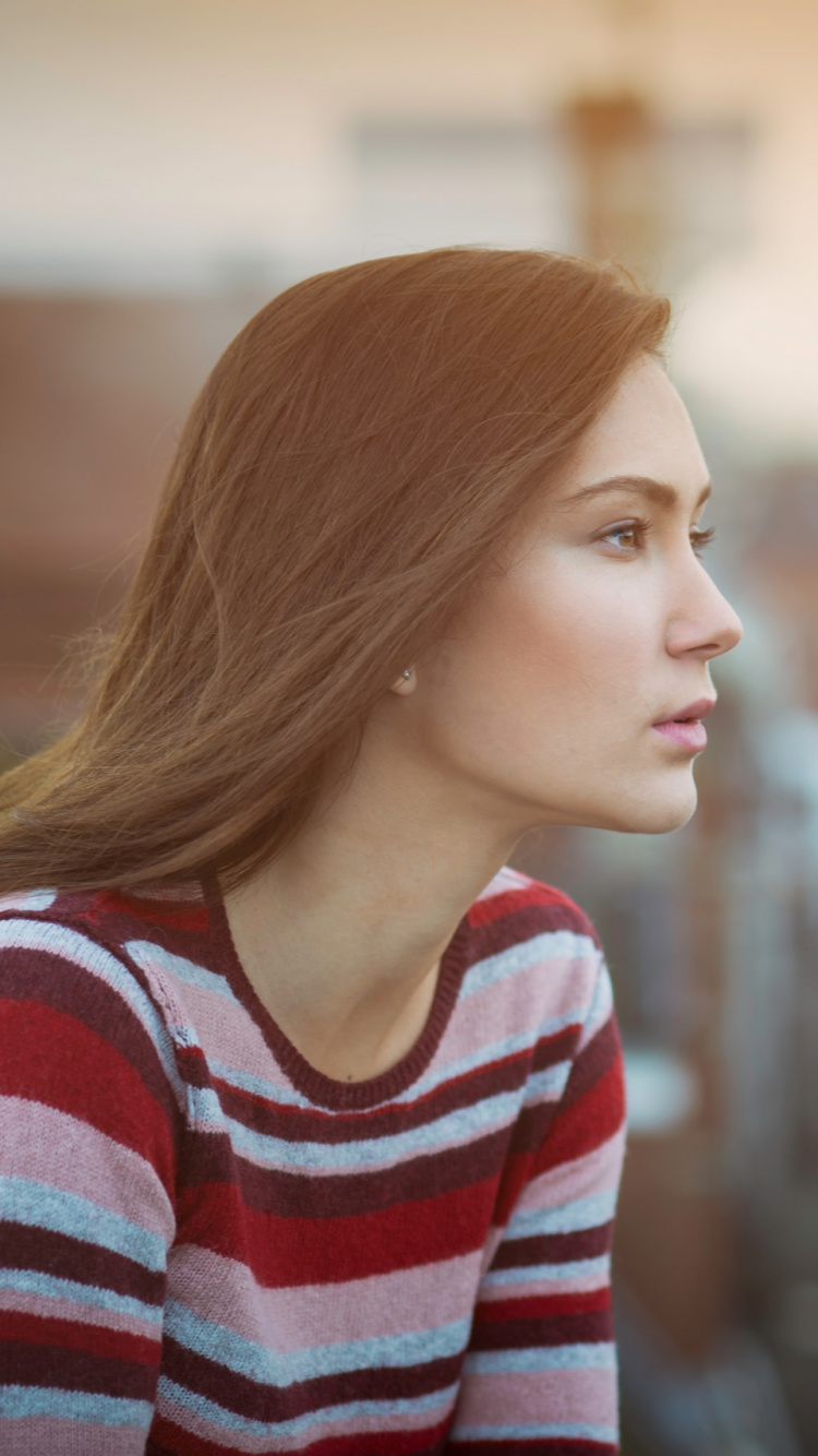 Обои городской пейзаж, волосы, лицо, красота, красный цвет в разрешении 750x1334