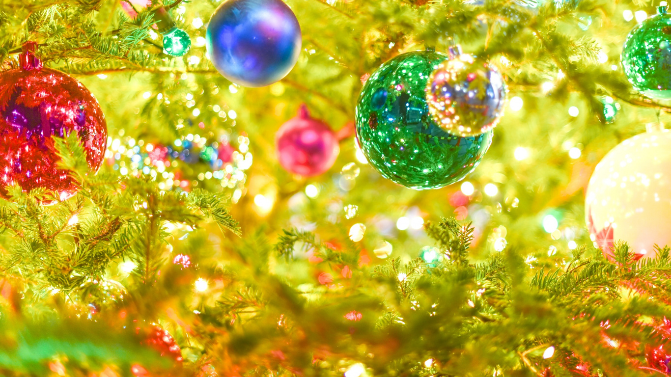 Обои рождественский орнамент, Рождественский день, дерево, Рождественские украшения, люстра в разрешении 1366x768