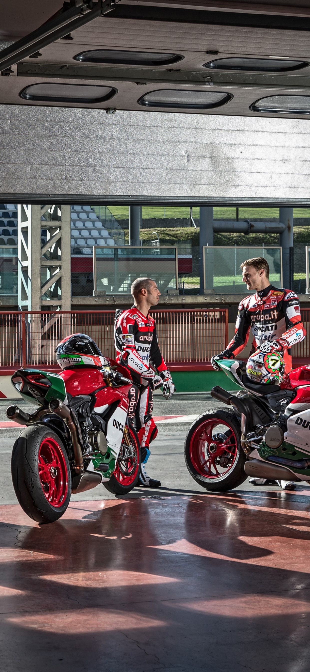 Обои дукати 1299, ducati, мотоцикл, чемпионат мира по супербайку, красный цвет в разрешении 1242x2688