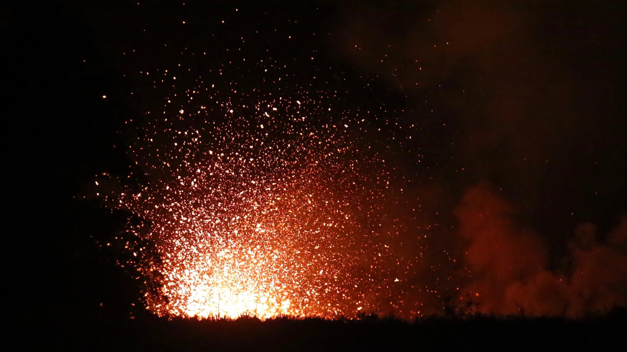 Обои салют, вулкан, лава, ночь, темнота в разрешении 1280x720