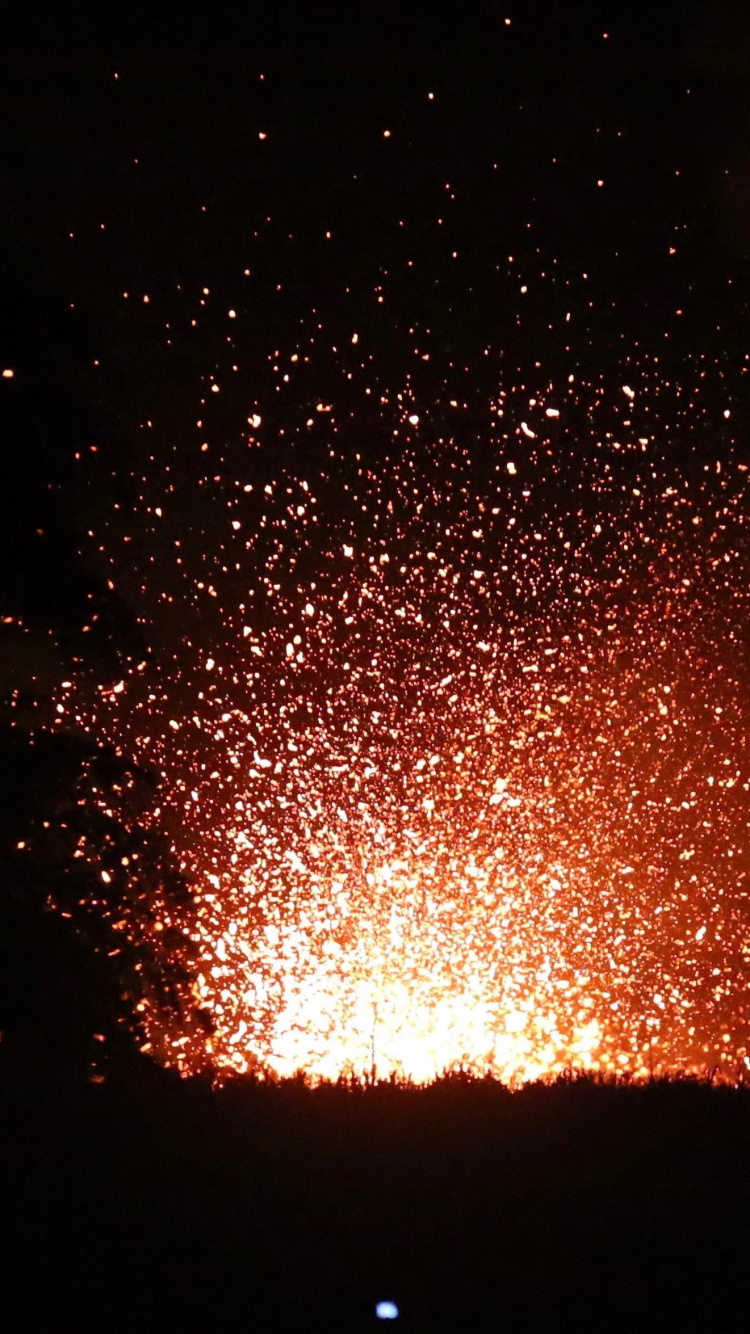 Обои салют, вулкан, лава, ночь, темнота в разрешении 750x1334