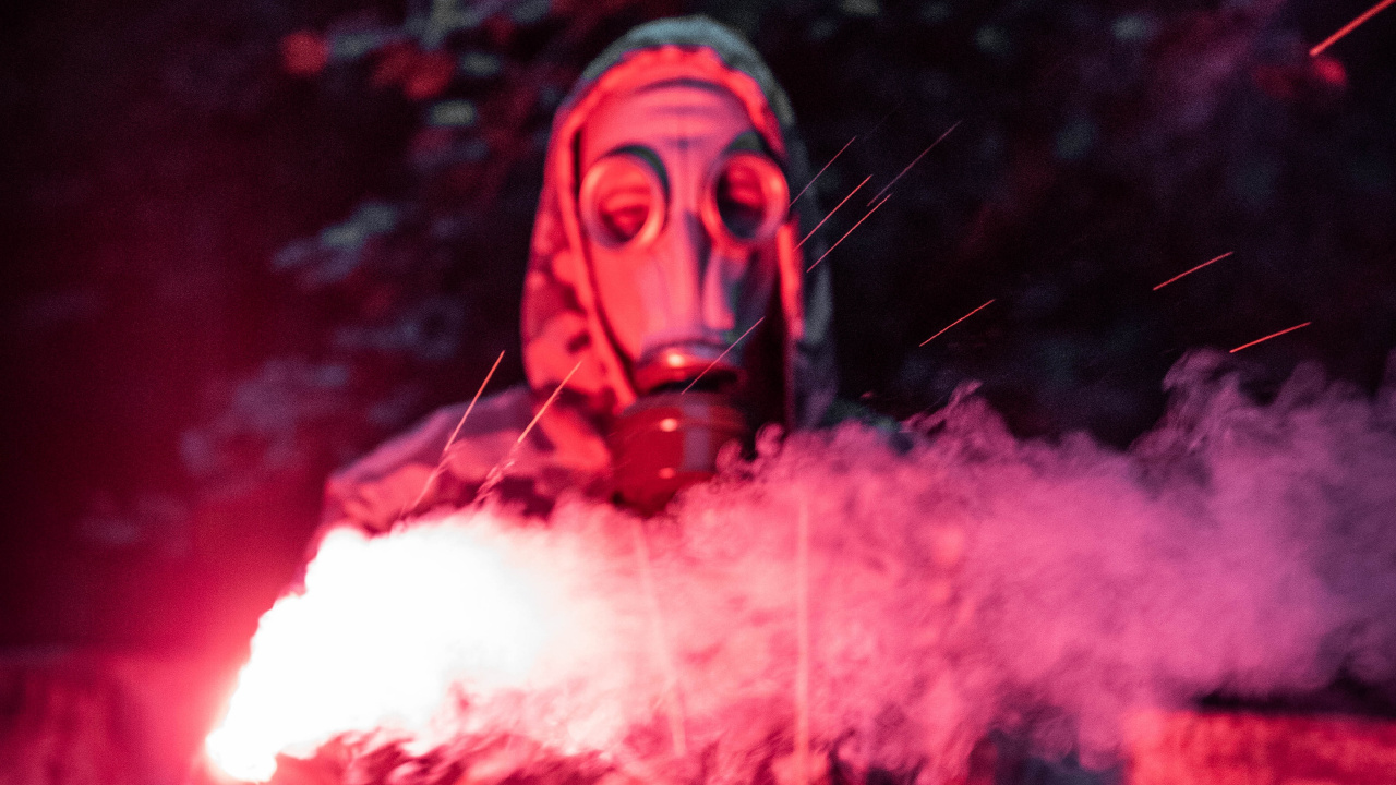 Обои противогаз, газ, розовый, фикция, ночь в разрешении 1280x720