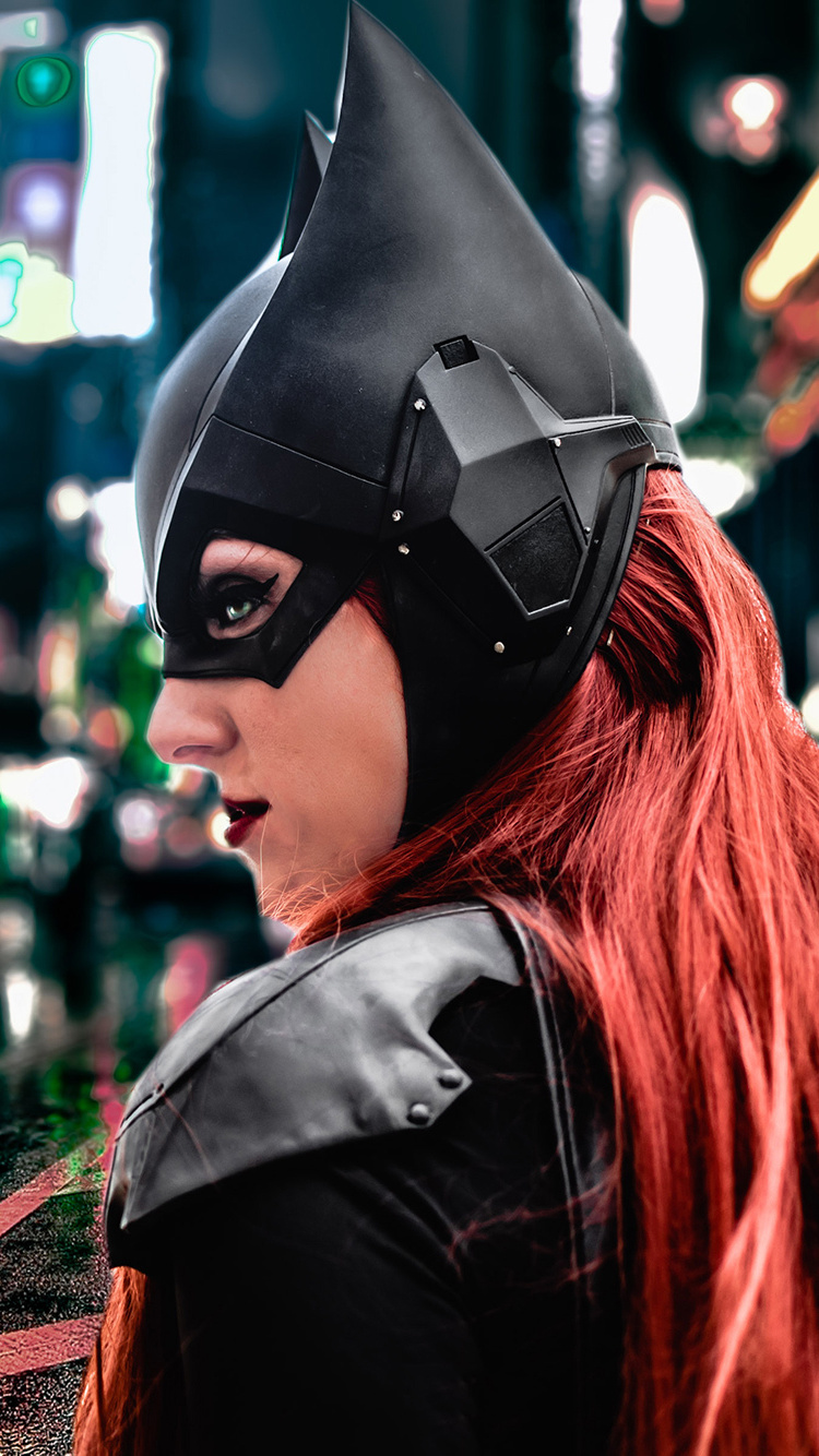 Обои Бэтмен, супергерой, костюм, косплей, верхняя одежда в разрешении 750x1334