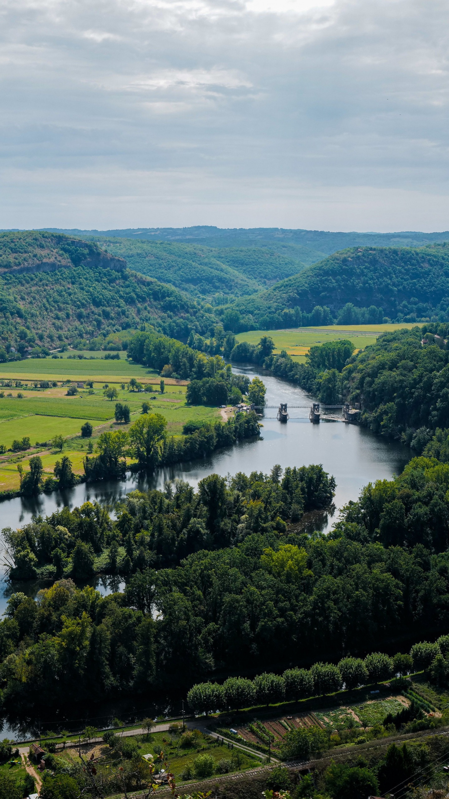 Обои природа, реки, Cajarc, холм, пейзаж в разрешении 1440x2560