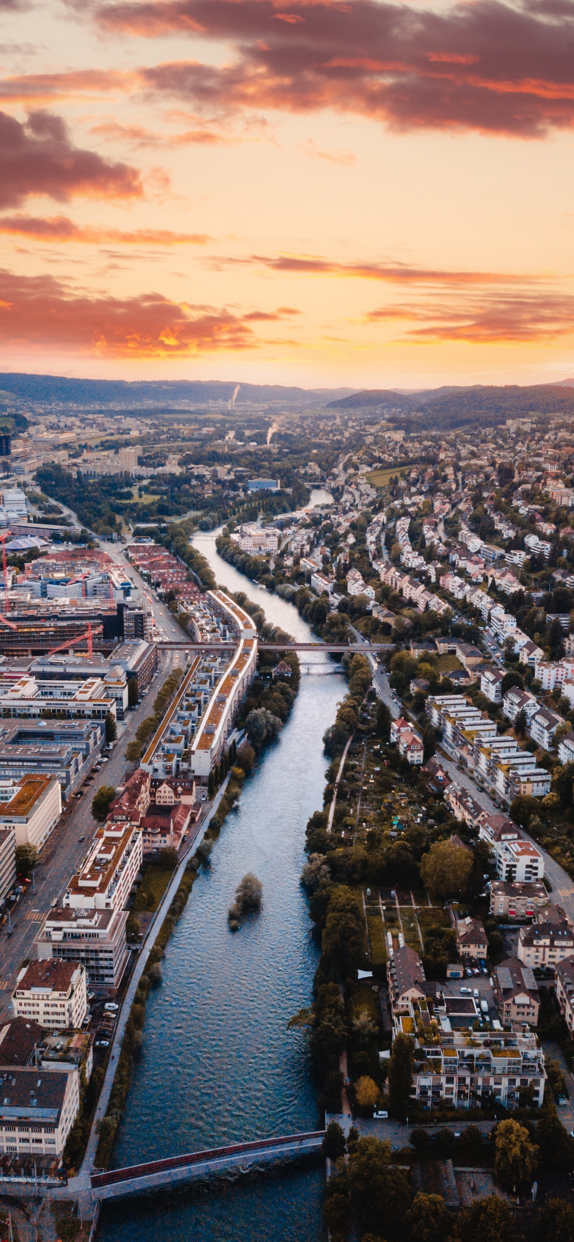 Обои небо, водный путь, городской район, городской пейзаж, вода в разрешении 1125x2436