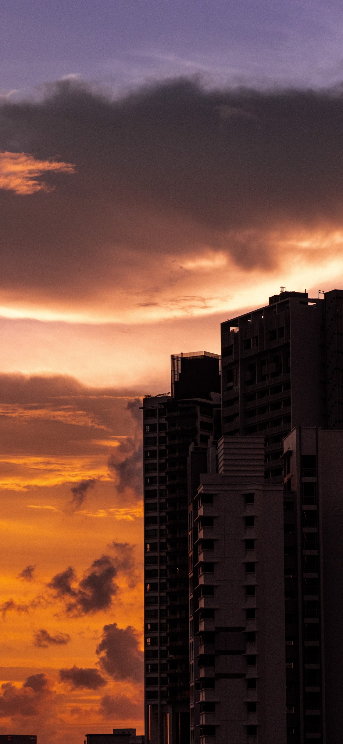 Обои небоскреб, облако, здание, атмосфера, Оранжевый цвет в разрешении 1125x2436