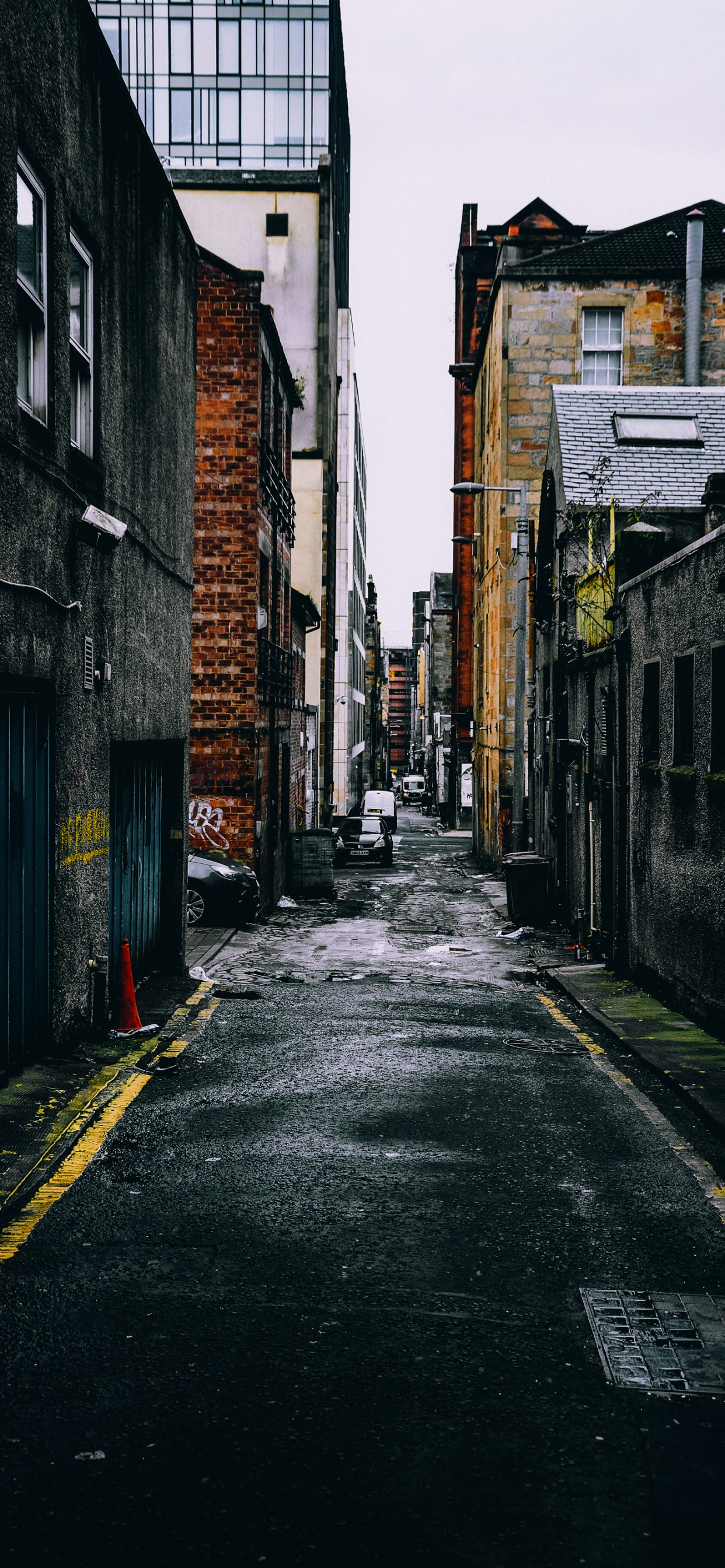 Обои дневное время, здание, окно, дорожное покрытие, вода в разрешении 1242x2688