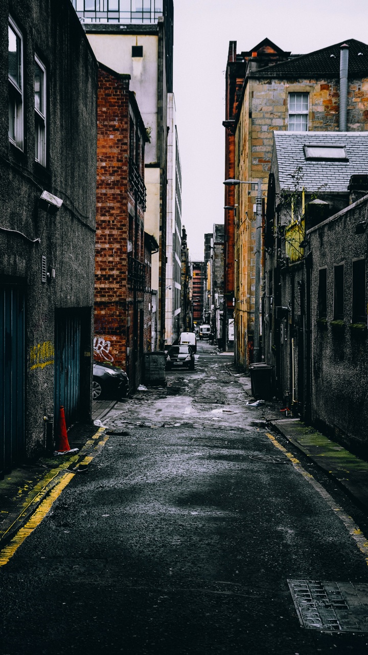 Обои дневное время, здание, окно, дорожное покрытие, вода в разрешении 720x1280