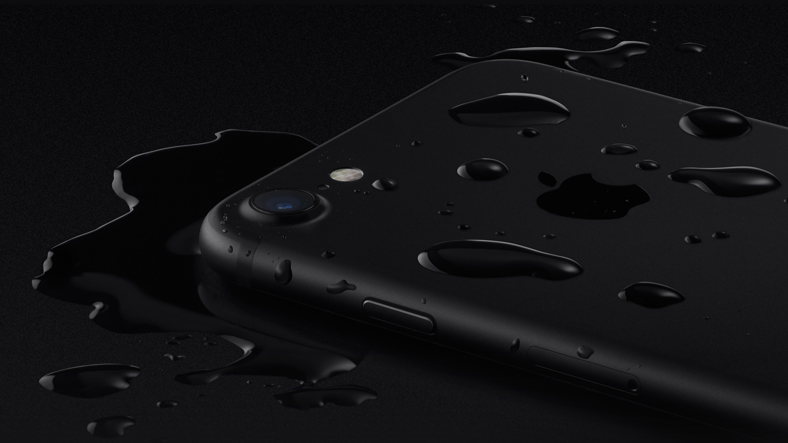 Обои apple, смартфон, черный, падение, вода в разрешении 2560x1440
