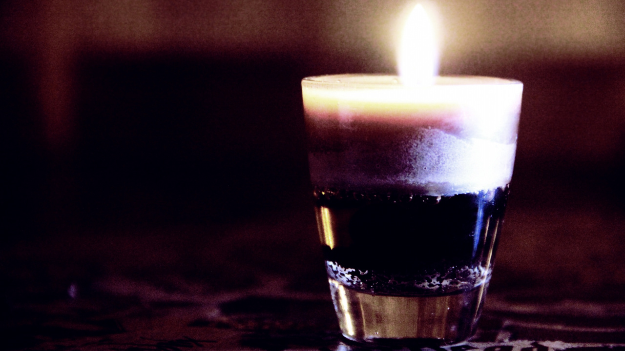 Обои ликер, свеча, стекло, напиток, освещение в разрешении 1280x720