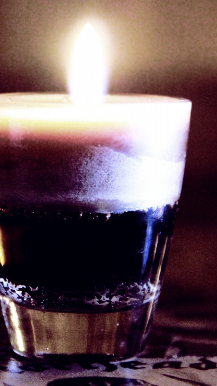 Обои ликер, свеча, стекло, напиток, освещение в разрешении 720x1280