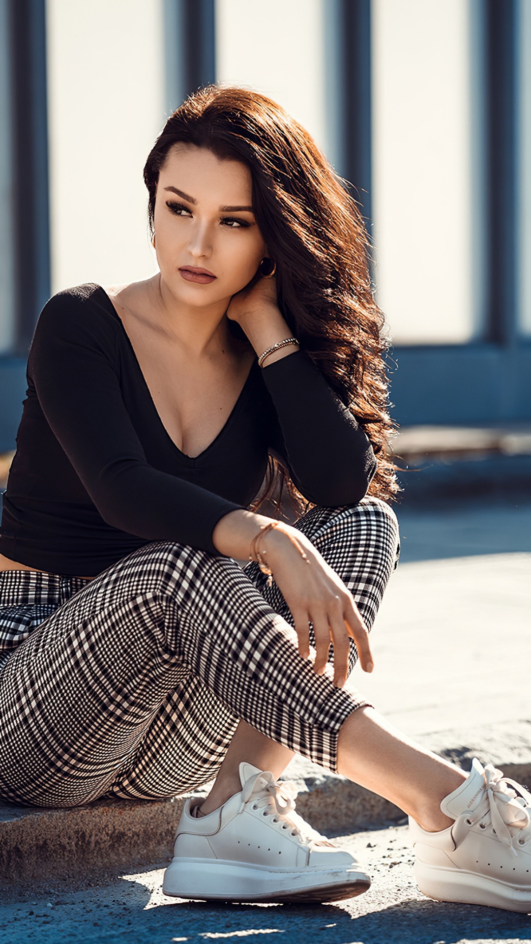 Обои Тэйлор Свифт, башмак, человеческая нога, верхняя одежда, уличная мода в разрешении 1080x1920