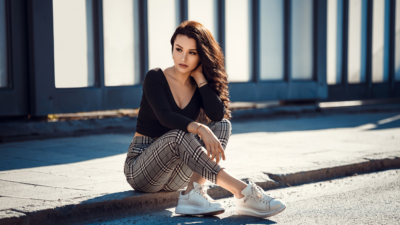 Обои Тэйлор Свифт, башмак, человеческая нога, верхняя одежда, уличная мода в разрешении 1366x768