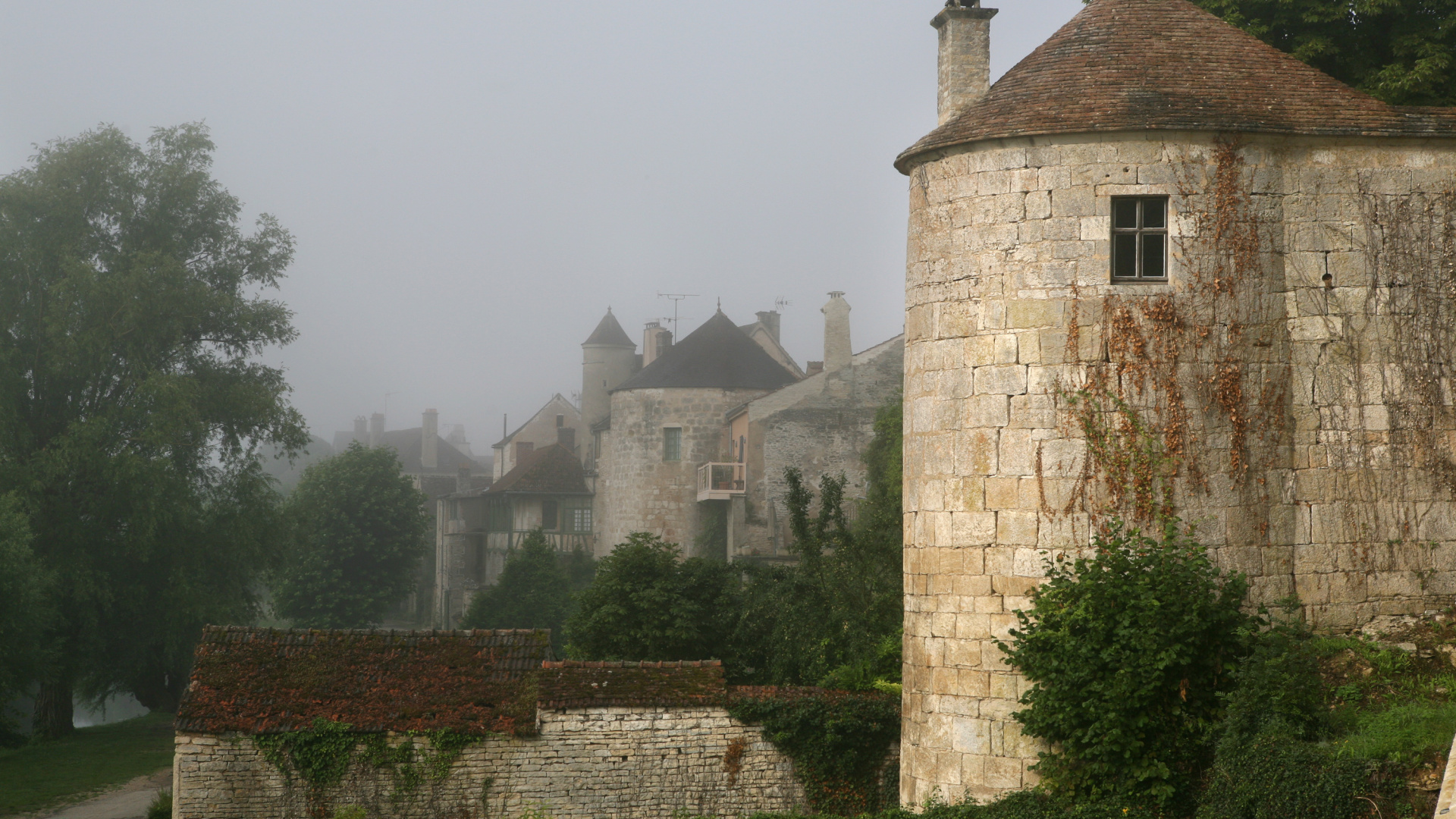Обои стена, здание, дерево, имущество, замок в разрешении 1920x1080