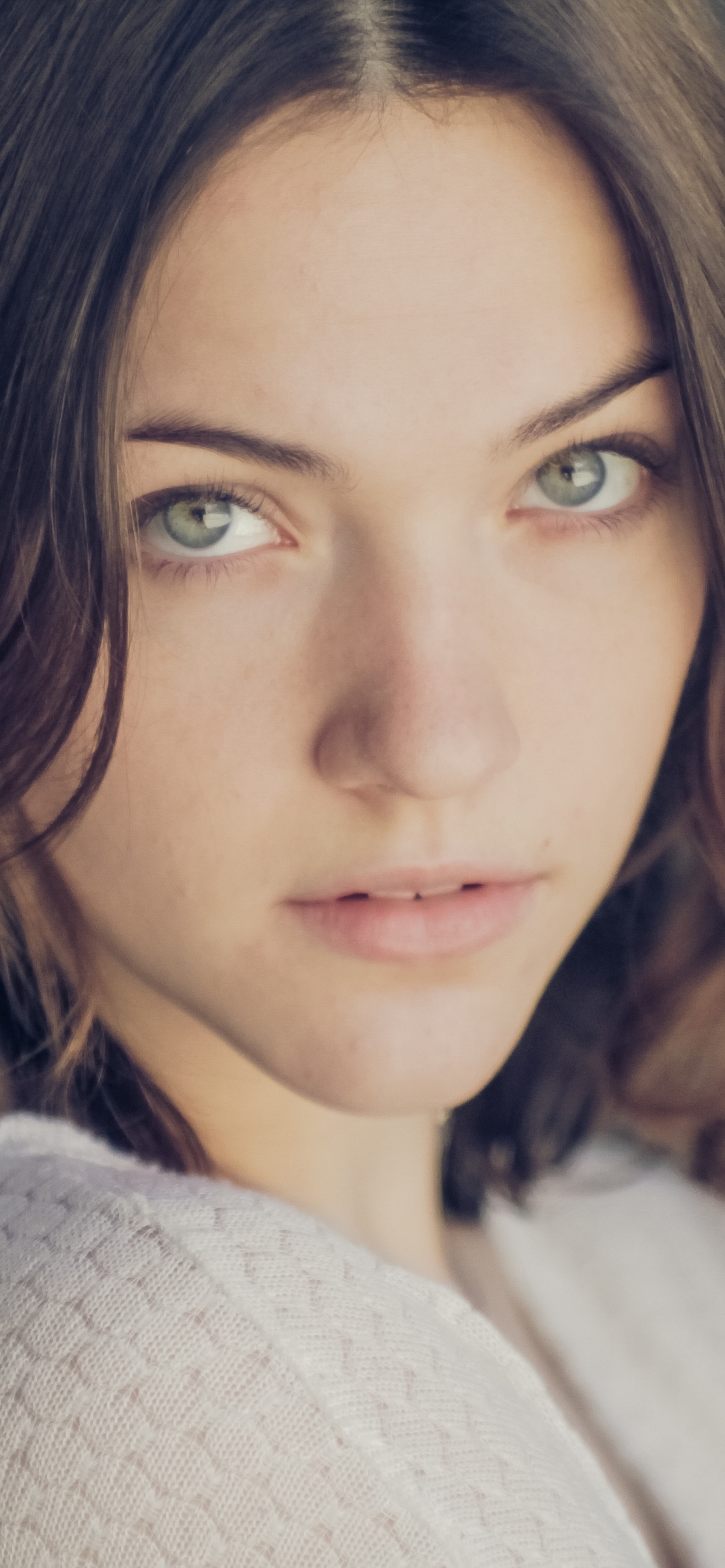 Обои Виолетт Бин, Флэш, Джесси Чемберс, актер, волосы в разрешении 1242x2688