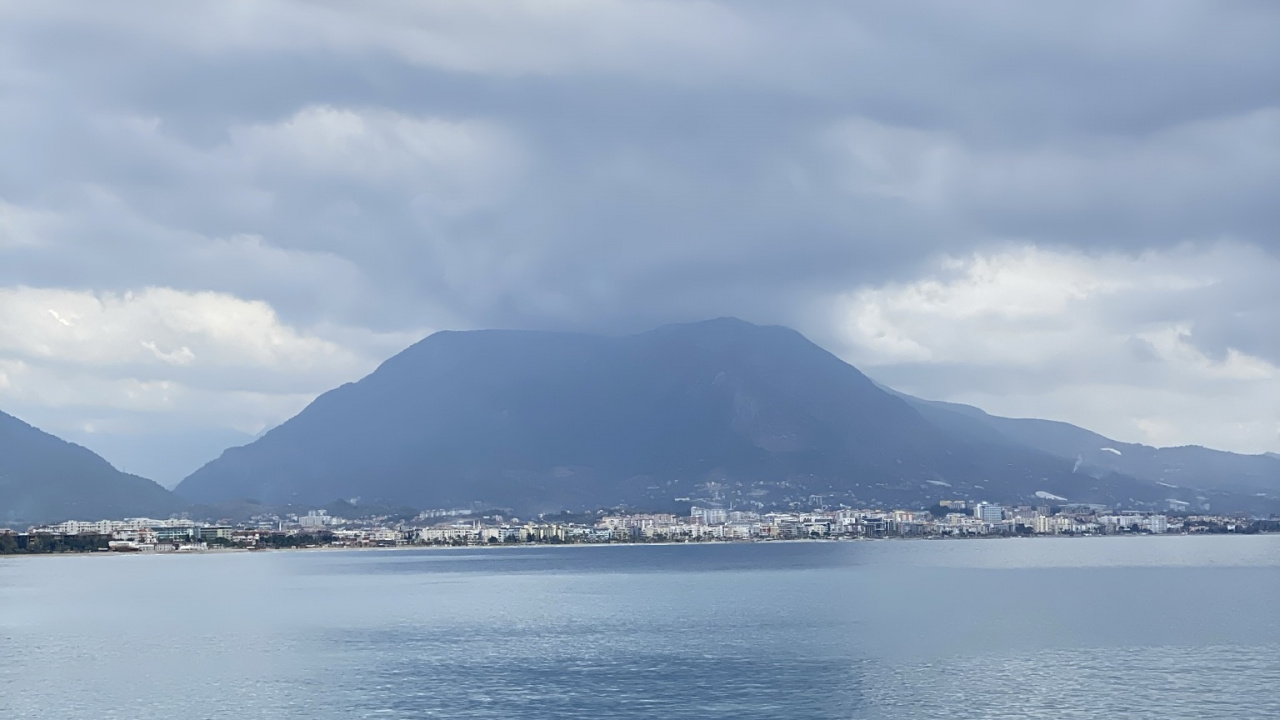 Обои облако, вода, гидроресурсы, атмосфера, гора в разрешении 1280x720