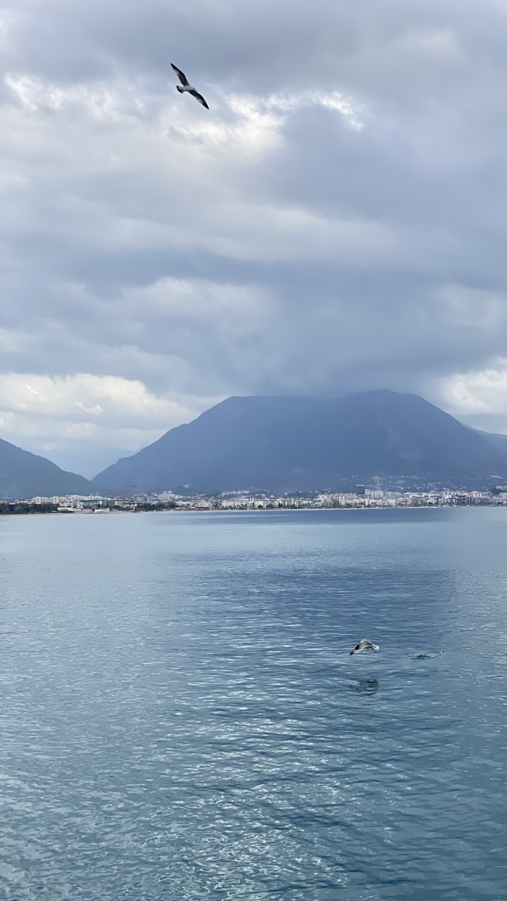 Обои облако, вода, гидроресурсы, атмосфера, гора в разрешении 720x1280