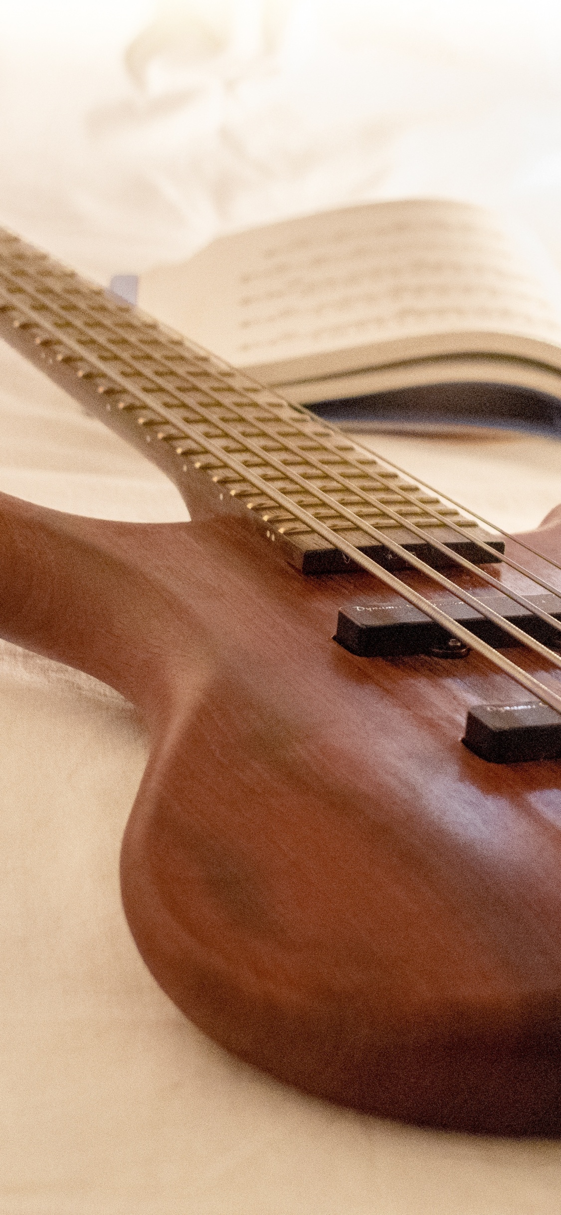 Обои гитара, электрогитара, басгитара, струнный инструмент, музыкальный инструмент в разрешении 1125x2436