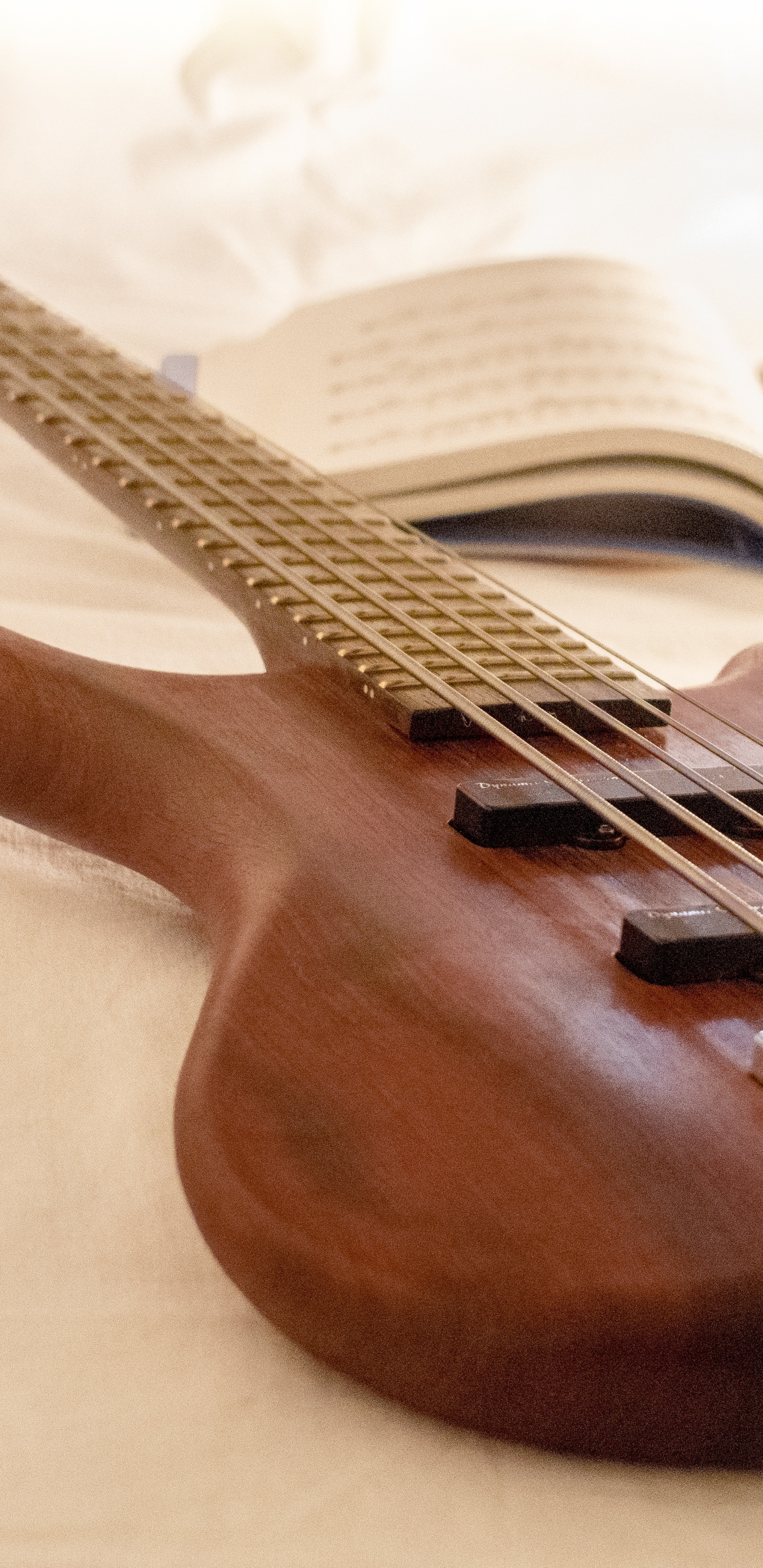 Обои гитара, электрогитара, басгитара, струнный инструмент, музыкальный инструмент в разрешении 1440x2960