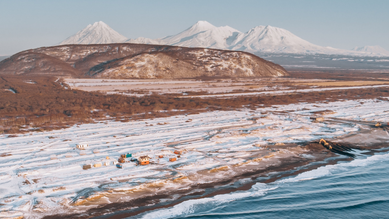 Обои побережье, гидроресурсы, горизонт, горный хребет, гора в разрешении 1366x768
