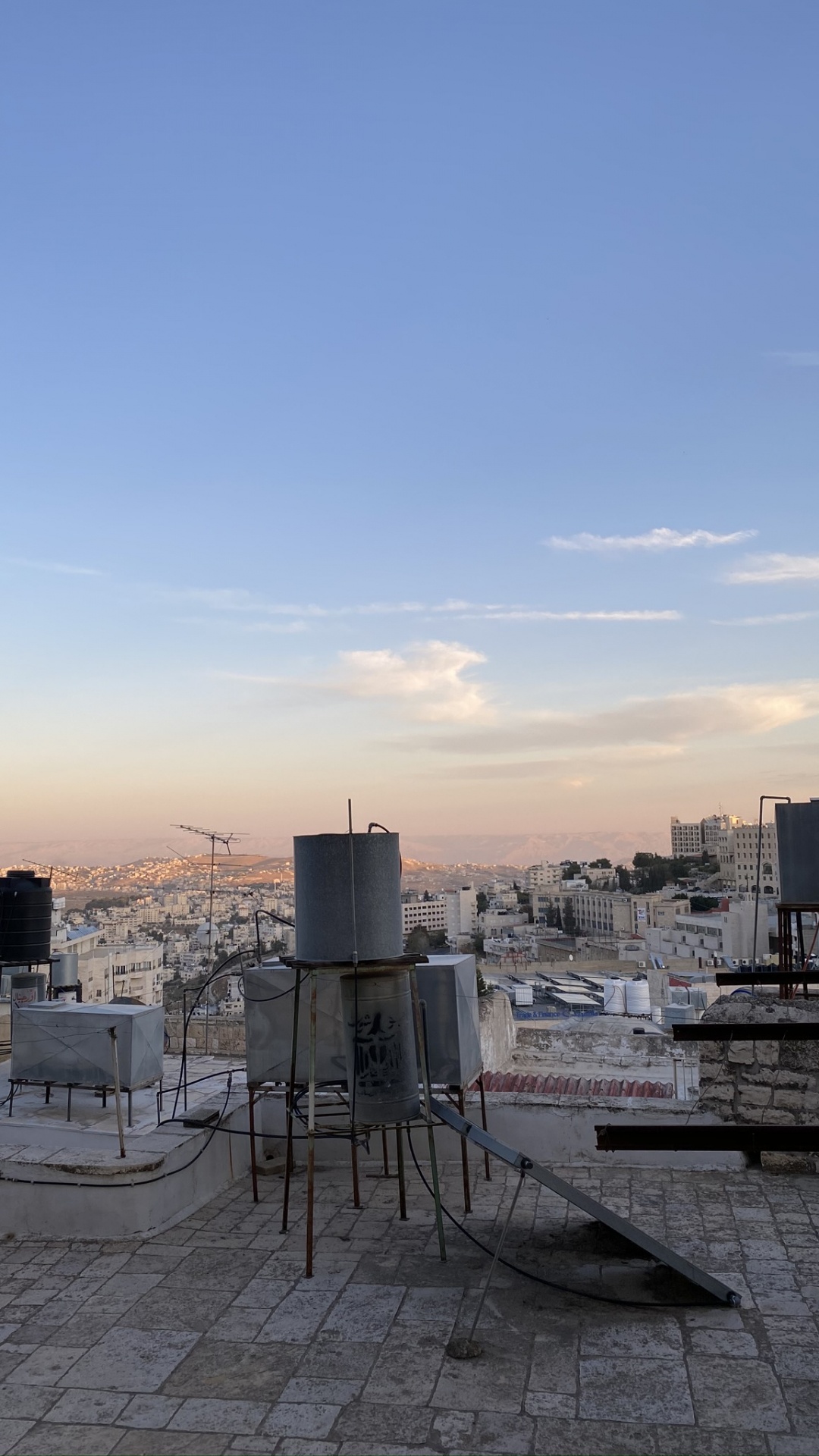 Обои небоскреб, горизонт, крыша, композиционный материал, вечер в разрешении 1080x1920