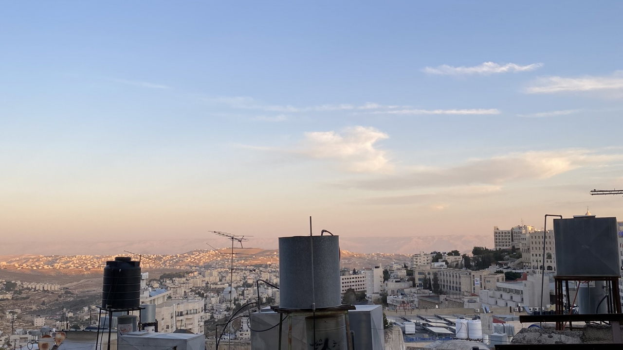 Обои небоскреб, горизонт, крыша, композиционный материал, вечер в разрешении 1280x720