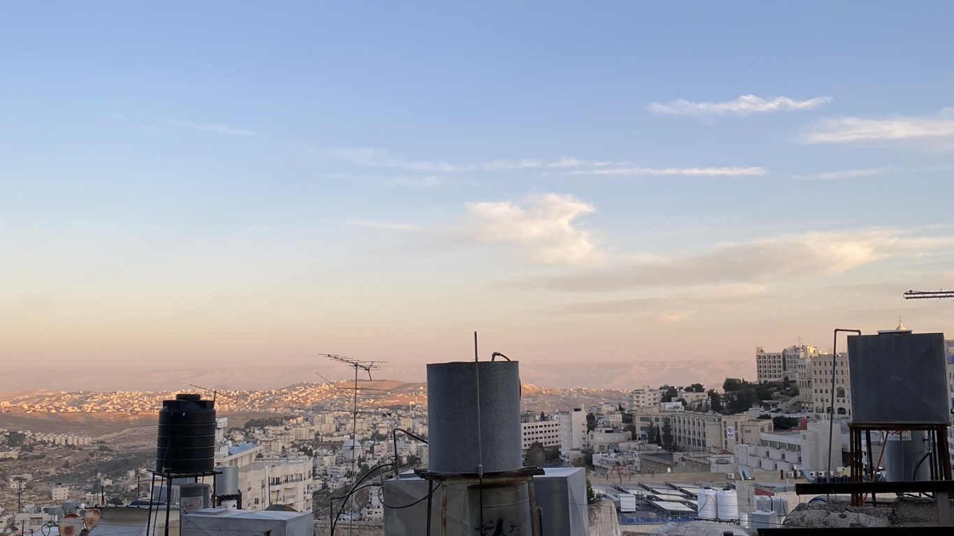 Обои небоскреб, горизонт, крыша, композиционный материал, вечер в разрешении 1366x768