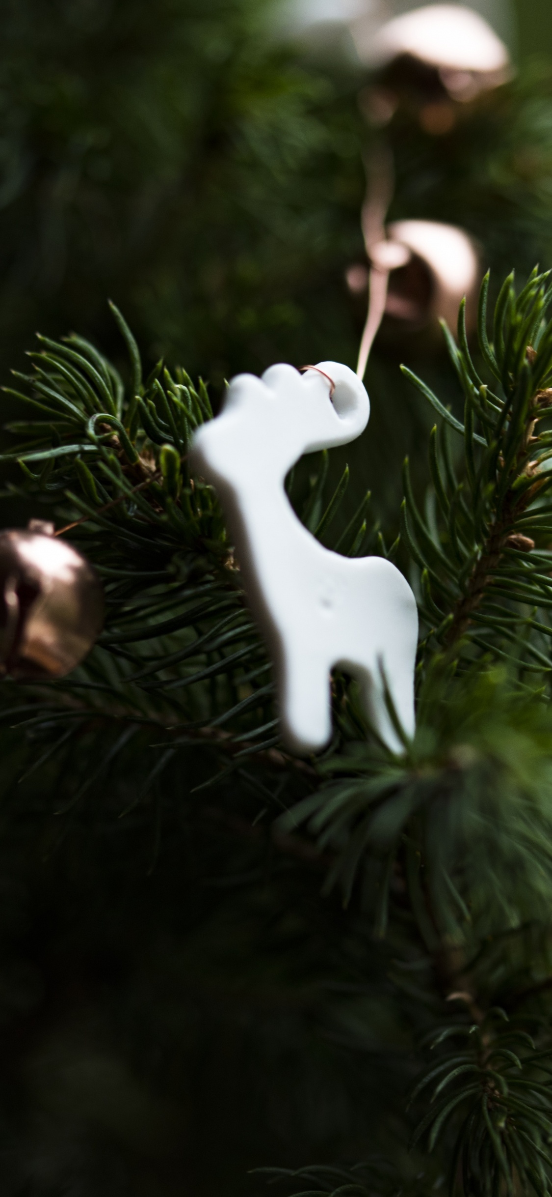 Обои Рождественский день, елка, рождественский орнамент, Санта-Клаус, Рождественские украшения в разрешении 1125x2436