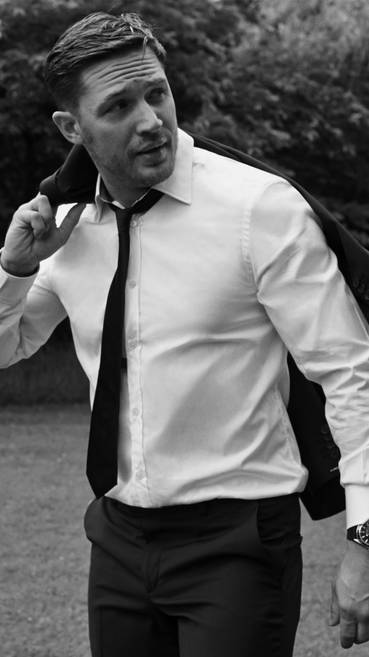 Обои Том Харди, белые, стояние, актер, мужчина в разрешении 750x1334