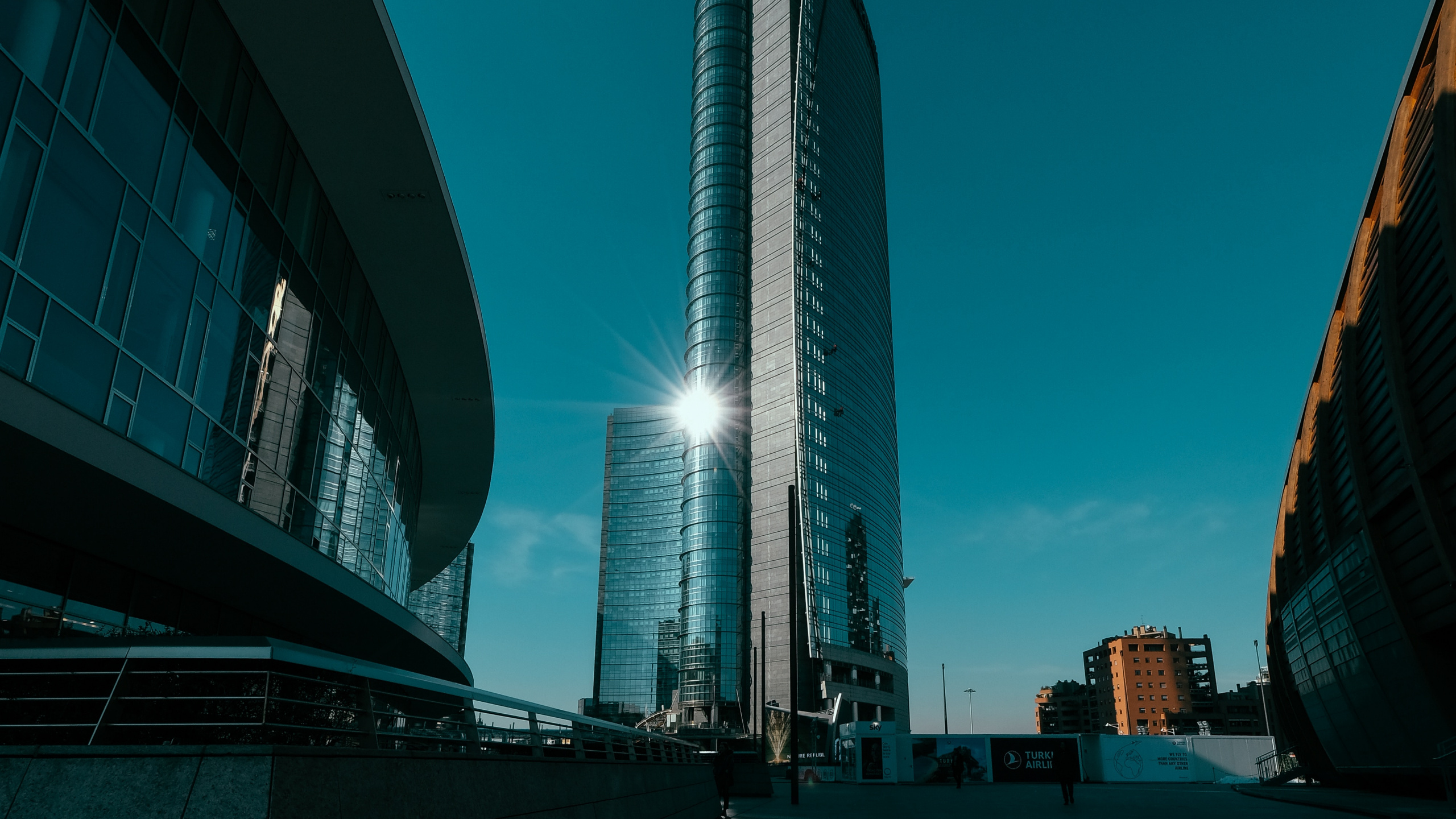 Обои архитектура, небоскреб, здание, синий, город в разрешении 2560x1440