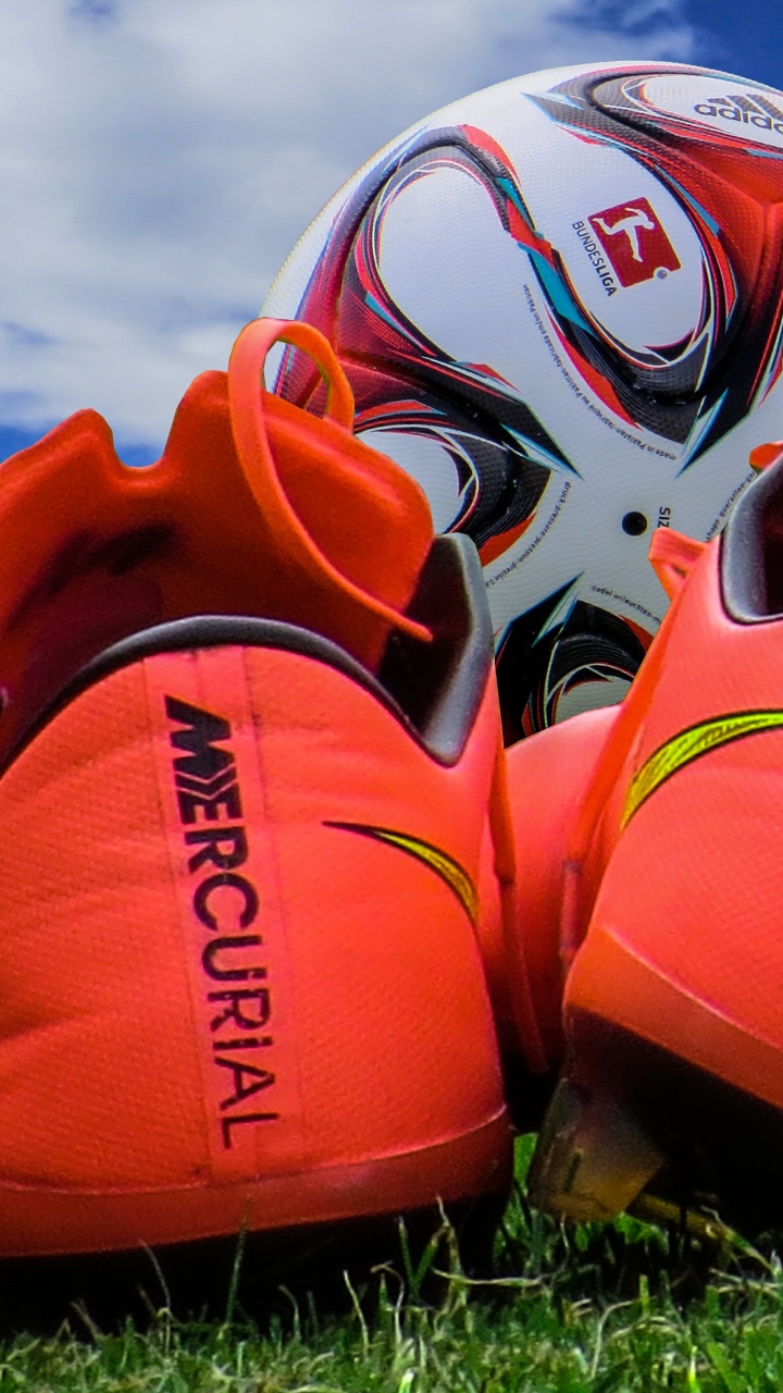 Обои футбол и сапоги, футбол загрузки, клемма, ботинок, мяч в разрешении 720x1280