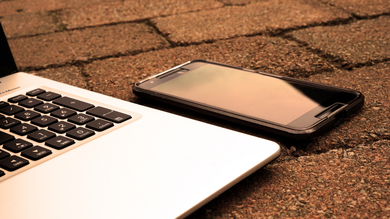 Обои смартфон, гаджет, коммуникационное устройство, портативное устройство коммуникации, электронное устройство в разрешении 1280x720