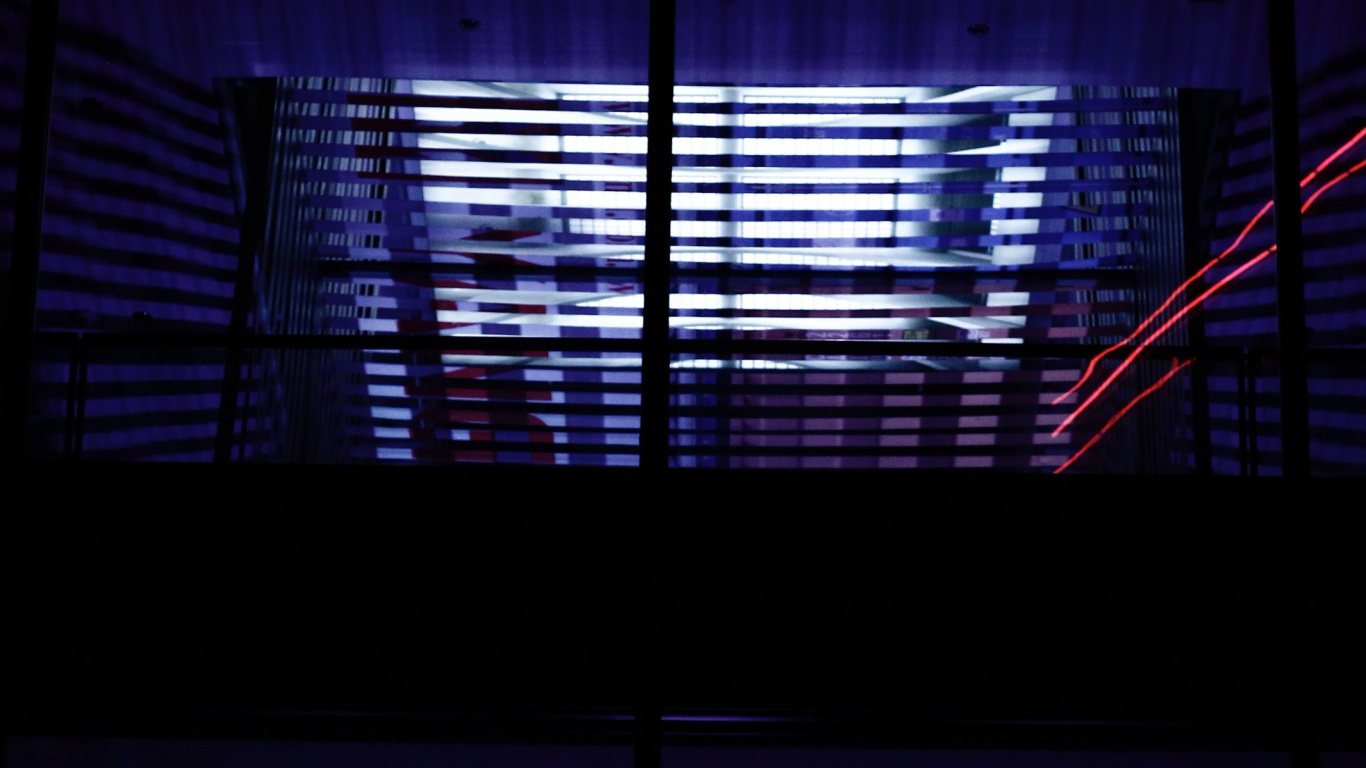 Обои архитектура, синий, свет, пурпур, освещение в разрешении 1366x768