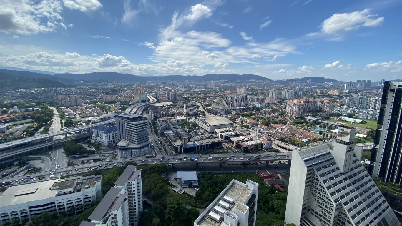 Обои дневное время, городской район, город, облако, инфраструктура в разрешении 1366x768