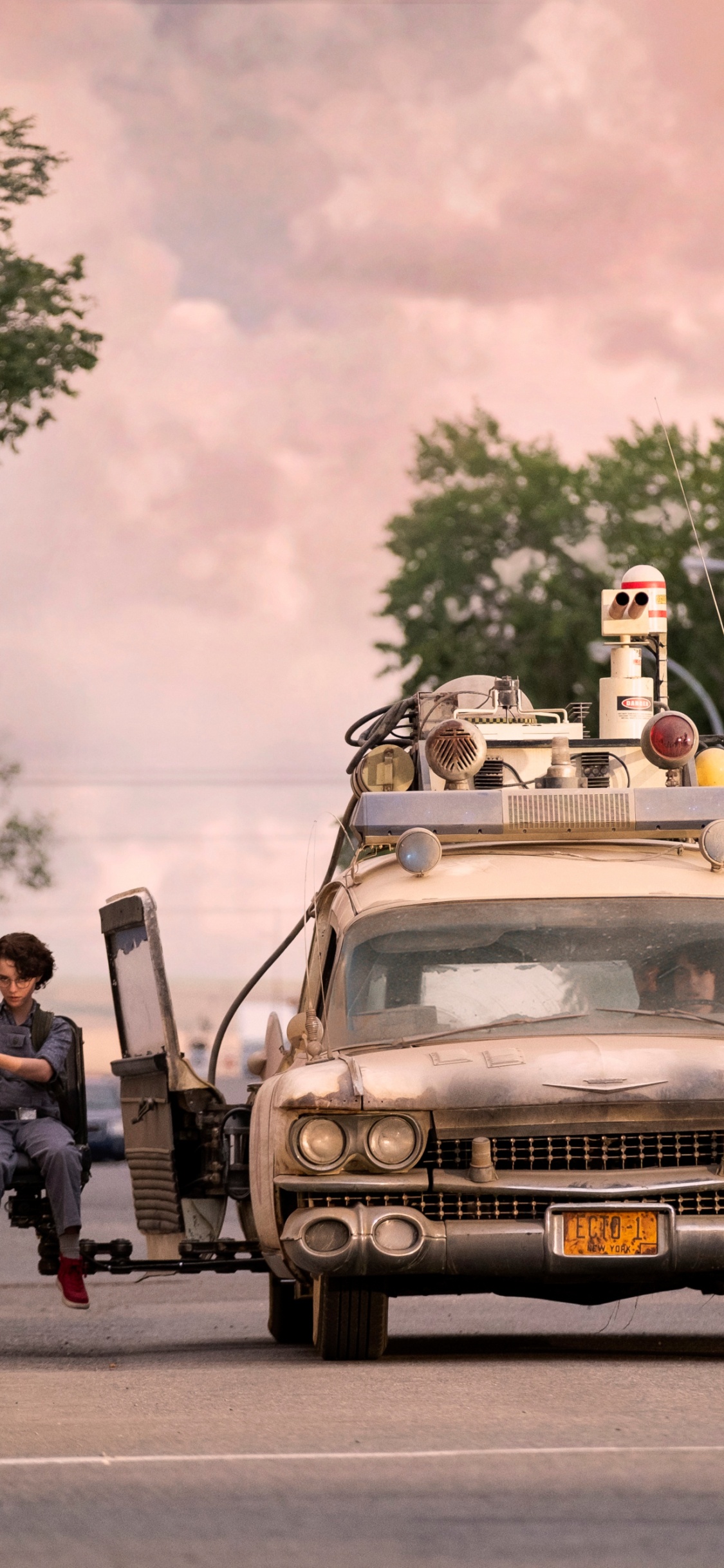 Обои Охотники за привидениями: Наследники, протонная пачка, привидение, шина, колесо в разрешении 1125x2436