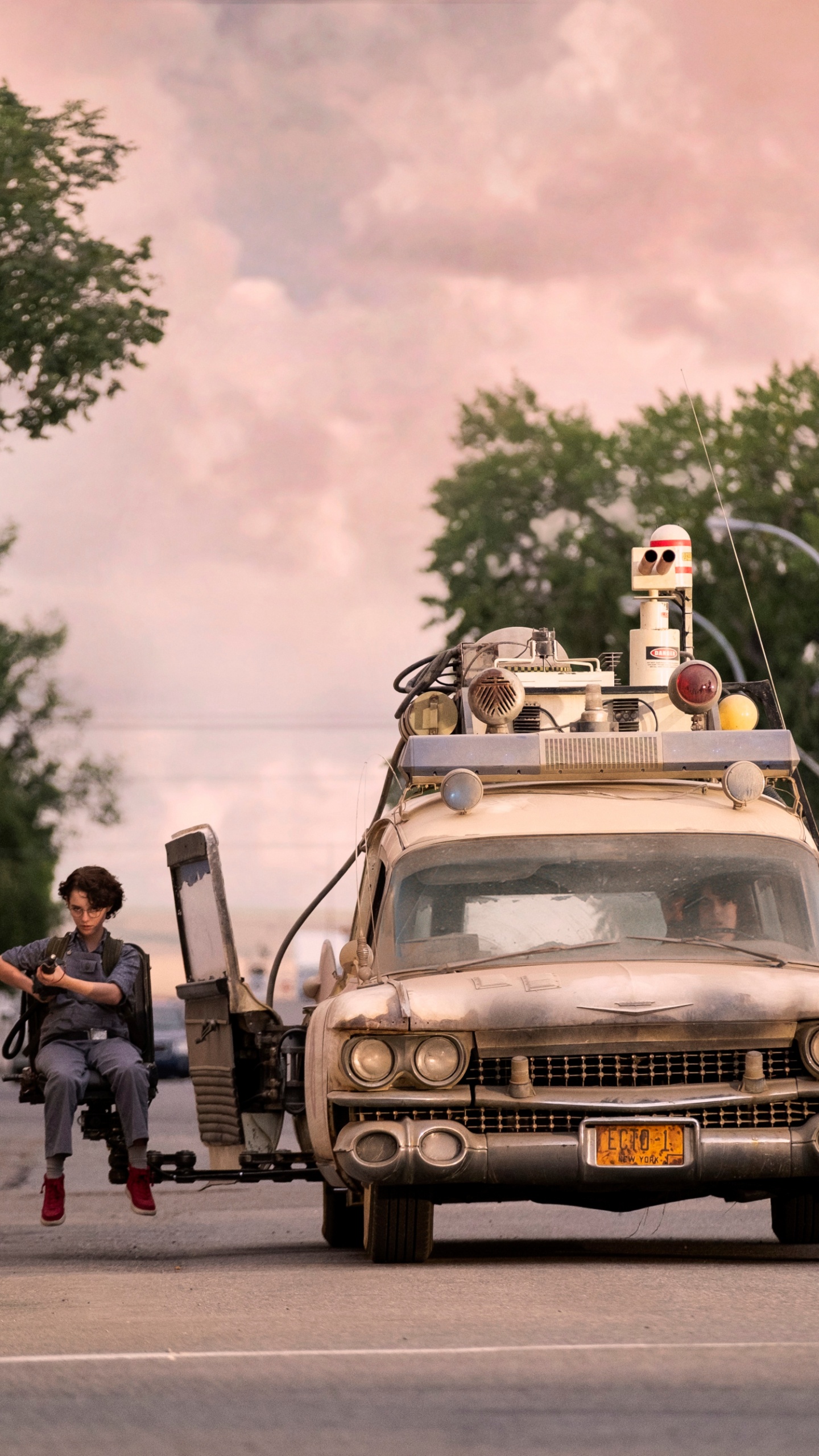 Обои Охотники за привидениями: Наследники, протонная пачка, привидение, шина, колесо в разрешении 1440x2560