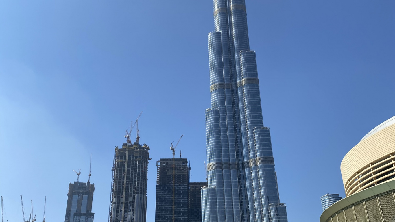 Обои Дубай, Бурдж Халифа, небоскреб, дневное время, башня в разрешении 1366x768