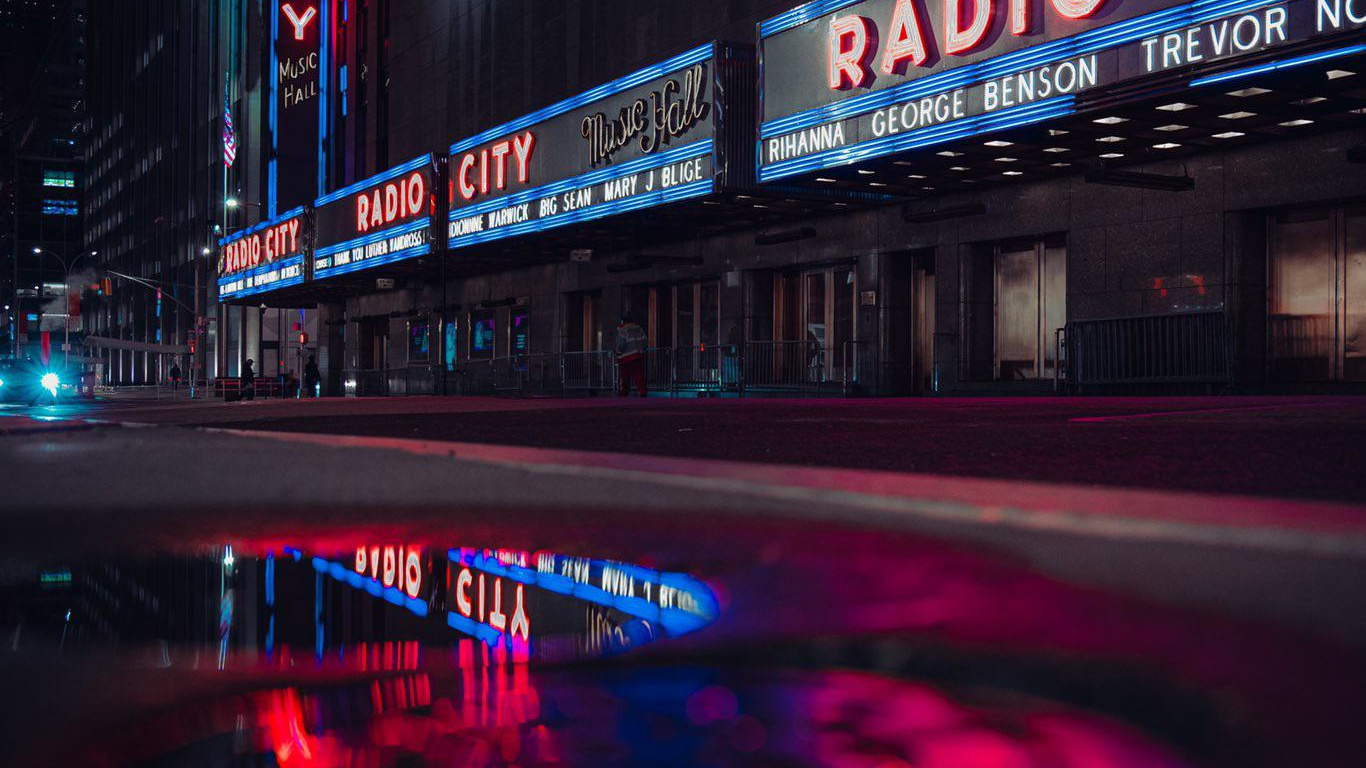 Обои рокфеллеровский центр, автомобильное освещение, здание, электричество, полночь в разрешении 1366x768