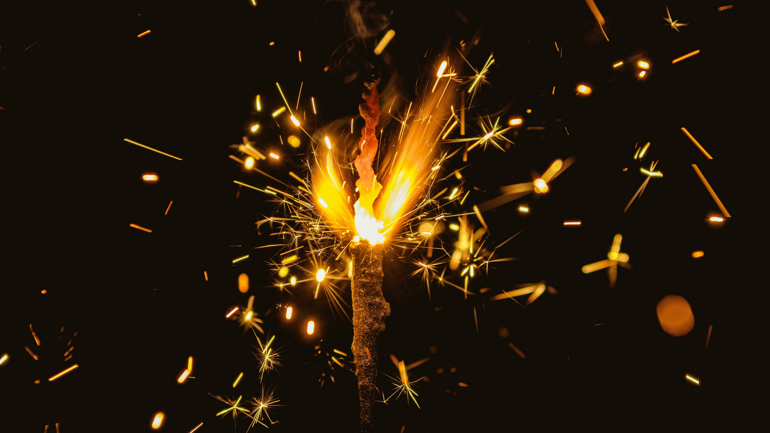 Обои салют, дивали, бенгальский огонь, событие, канун Нового года в разрешении 2560x1440