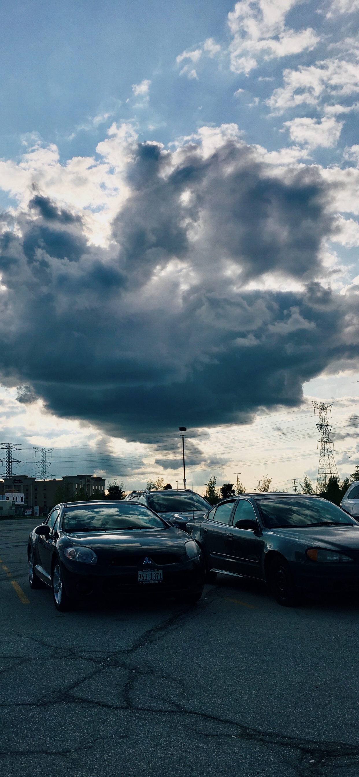 Обои облако, дневное время, утро, авто, стоянка в разрешении 1242x2688