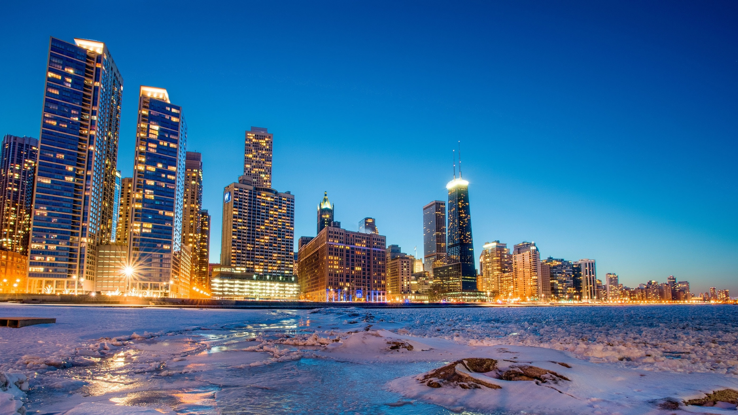 Обои зима, город, городской пейзаж, линия горизонта, небоскреб в разрешении 2560x1440