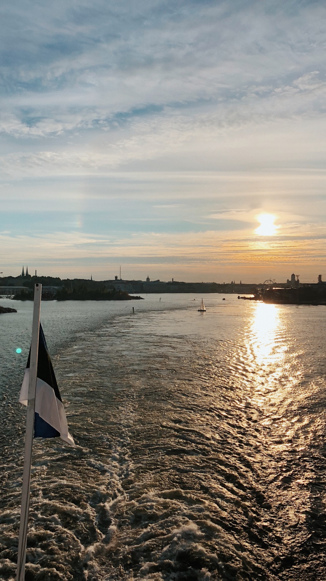 Обои гидроресурсы, вода, облако, жидкий, водный путь в разрешении 1080x1920