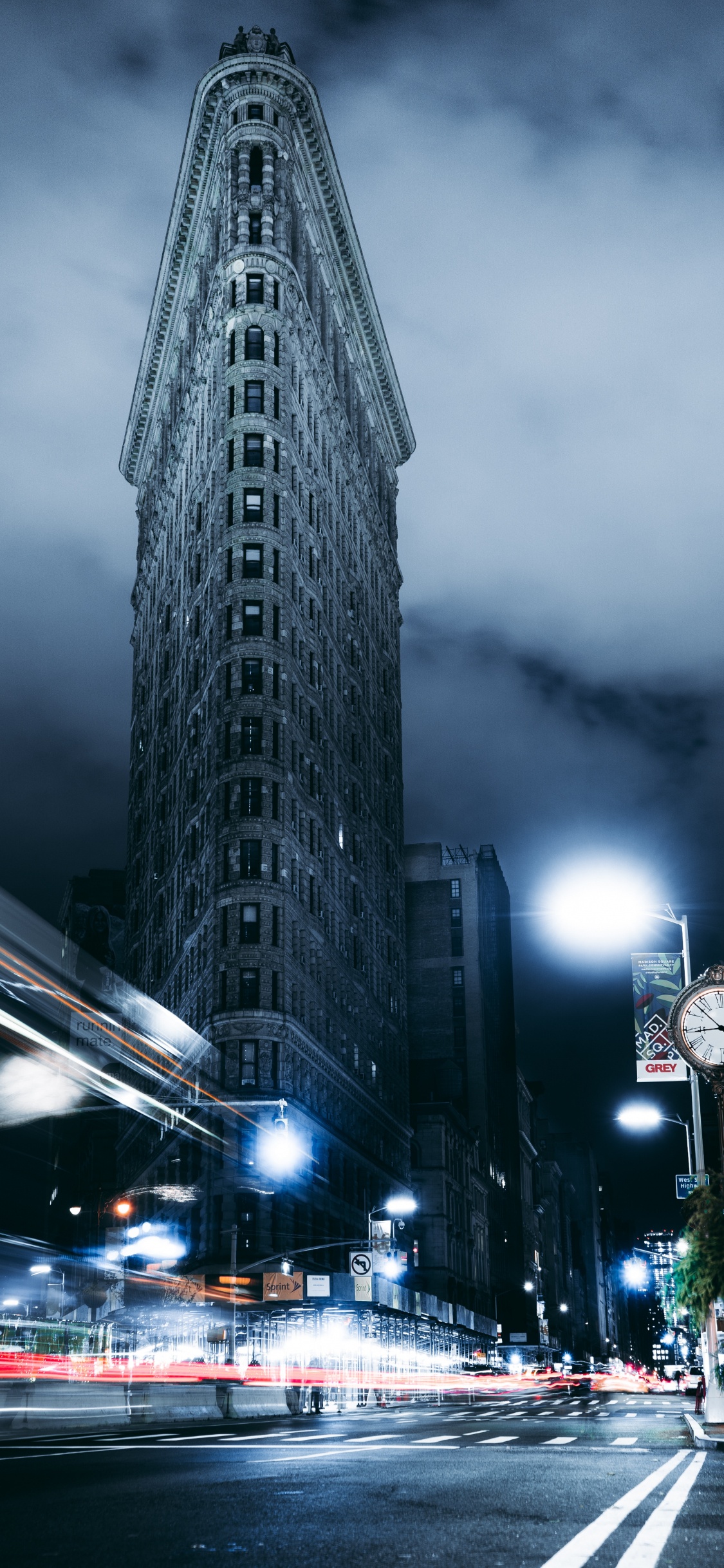 Обои небоскреб, ориентир, вышка, метрополия, город в разрешении 1125x2436