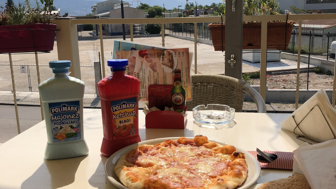 Обои завтрак, поздний завтрак, водоем, хлеб, скатерть в разрешении 1280x720