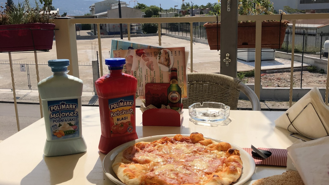 Обои завтрак, поздний завтрак, водоем, хлеб, скатерть в разрешении 1366x768