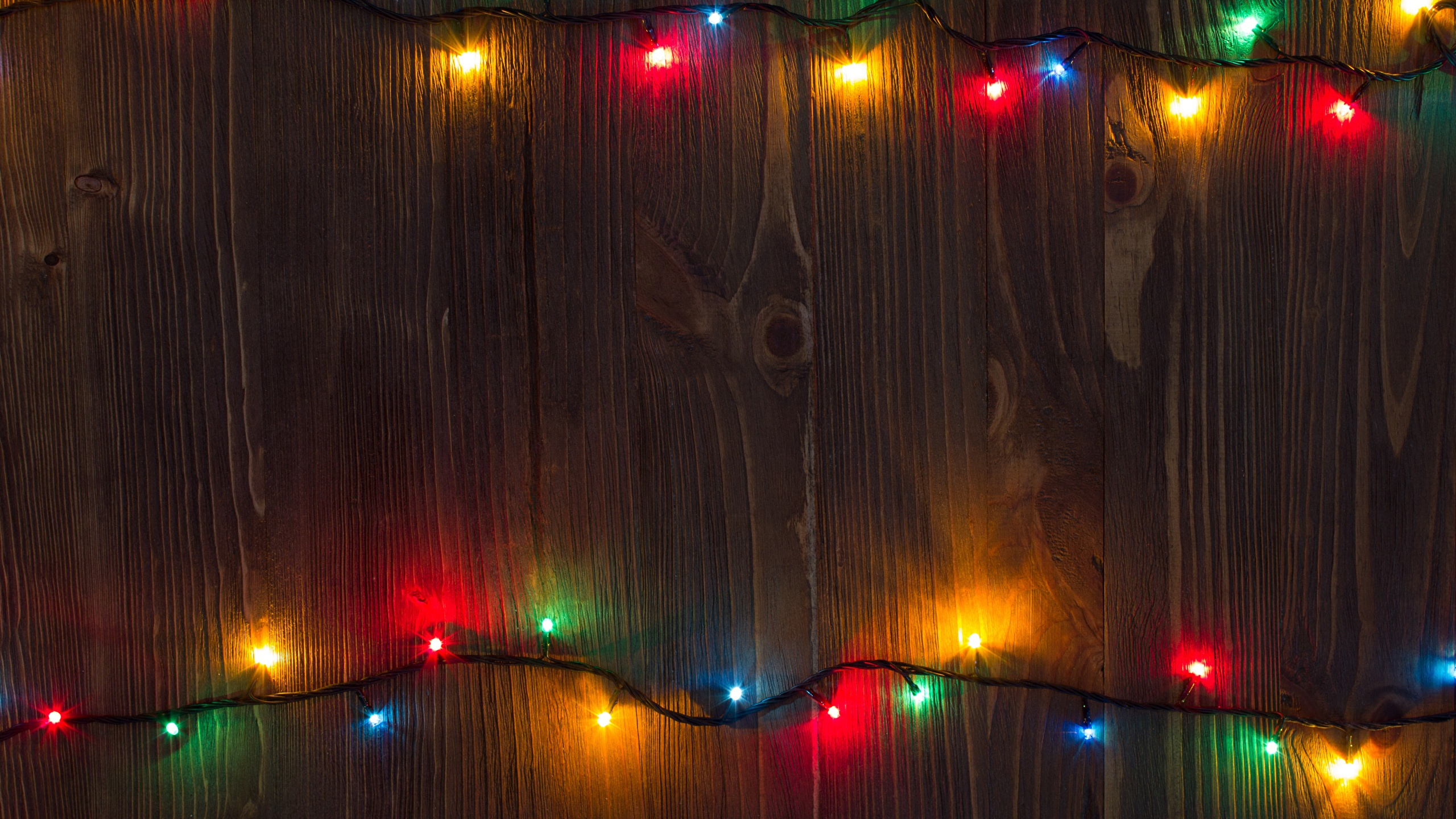 Обои Рождественский день, Рождественские огни, праздник, свет, освещение в разрешении 2560x1440