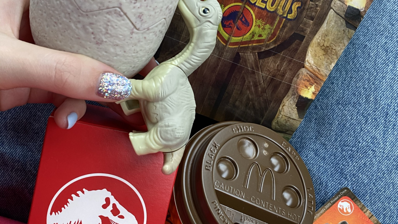 Обои лего логотип, компания LEGO Group, магазин лего, парк юрского периода iii, парк юрского периода в разрешении 1280x720