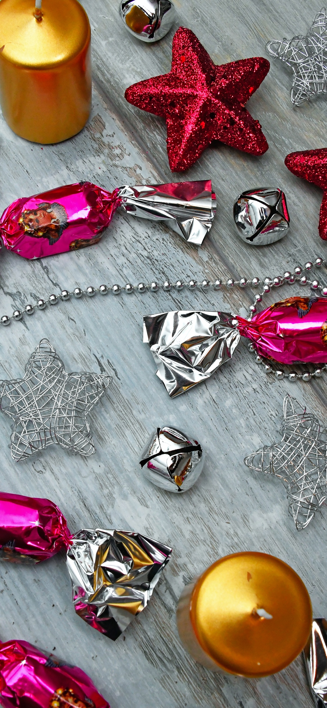 Обои Рождественский день, Рождественские украшения, рождественский орнамент, елка, праздник в разрешении 1125x2436