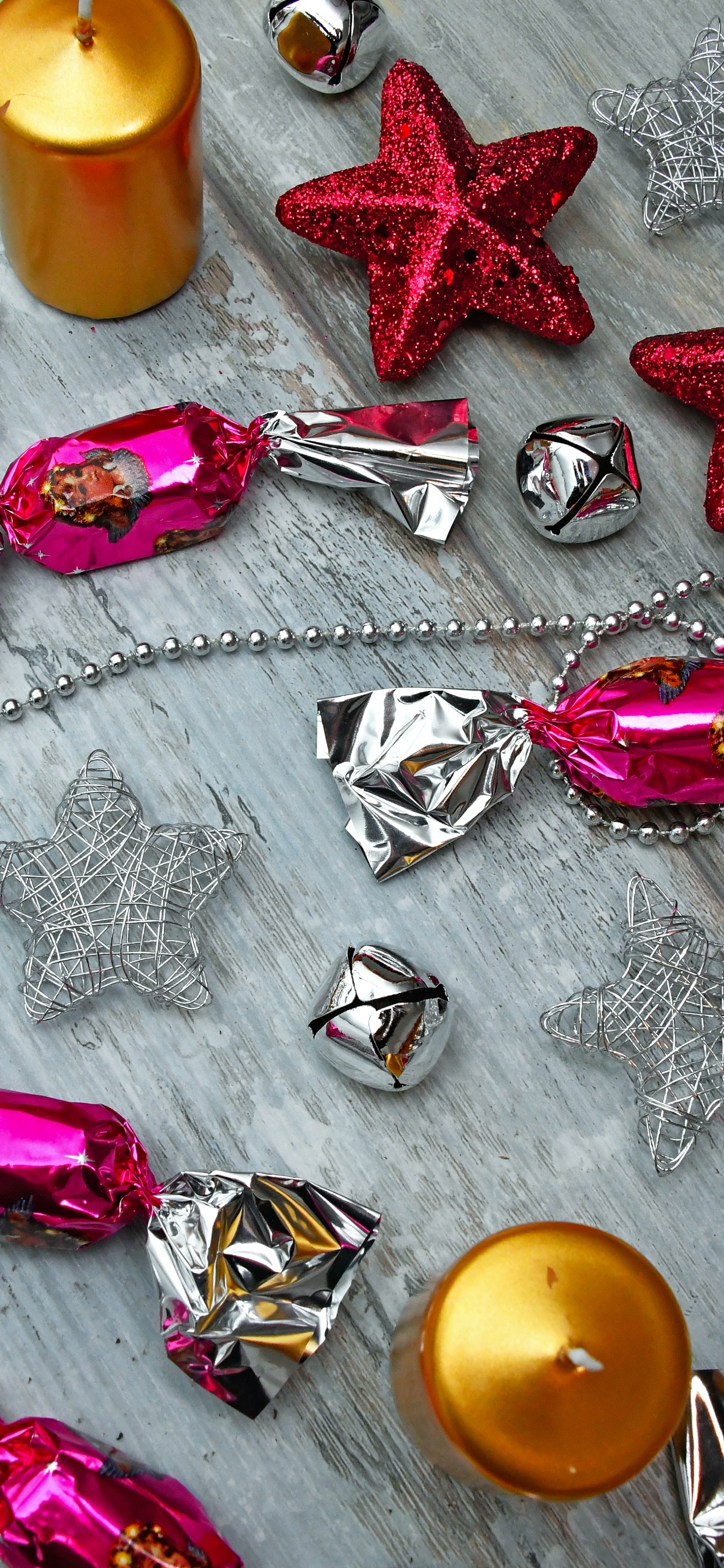 Обои Рождественский день, Рождественские украшения, рождественский орнамент, елка, праздник в разрешении 1242x2688