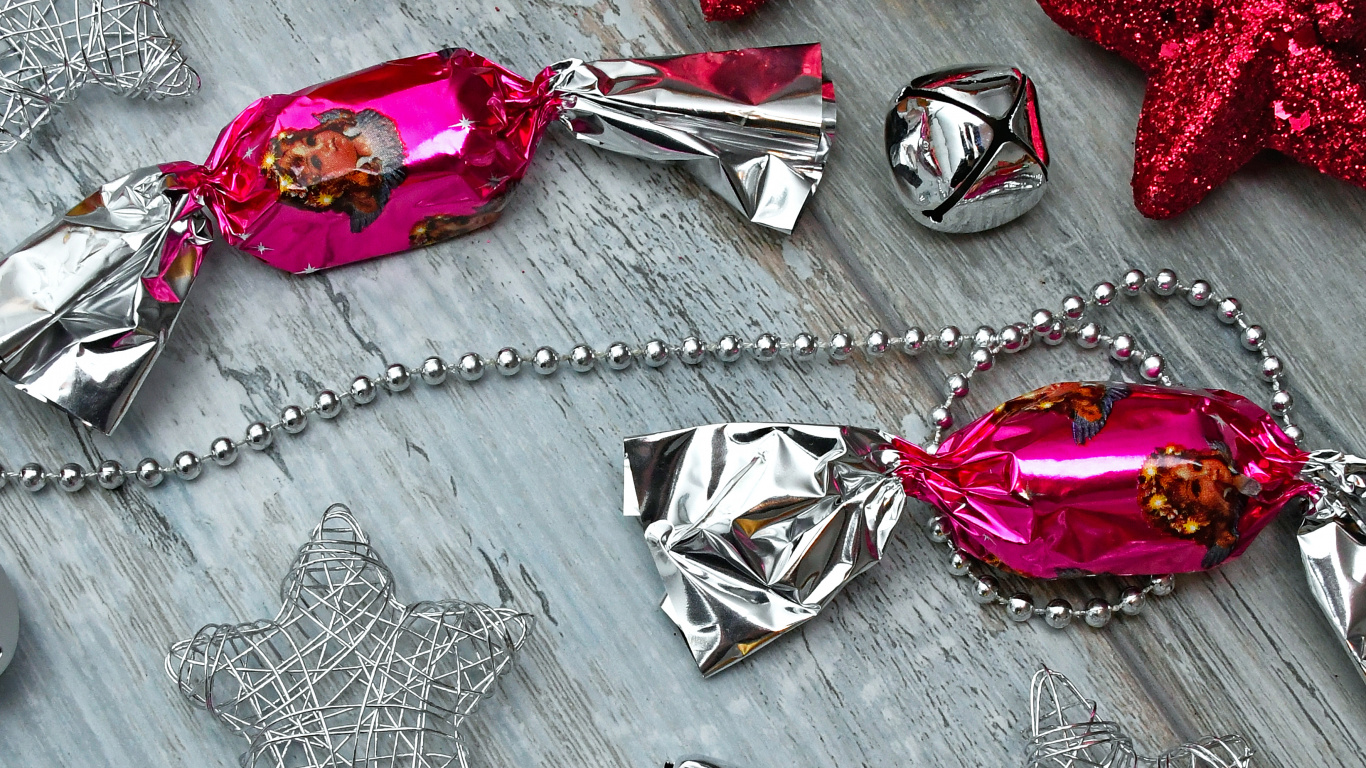 Обои Рождественский день, Рождественские украшения, рождественский орнамент, елка, праздник в разрешении 1366x768